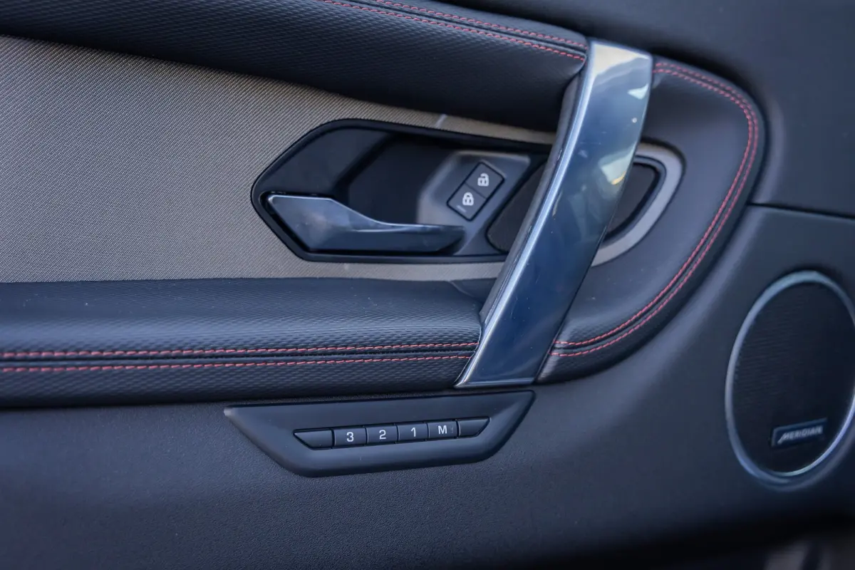 P300e 1.5 R-Dynamic SE | Trekhaak | Meridian audio | Camera | Cruise adaptief | Leder | Elec.stoel geheugen | Dodehoek detectie | Voorstoelen verwarmd | Apple Carplay/Android Auto | Achterui