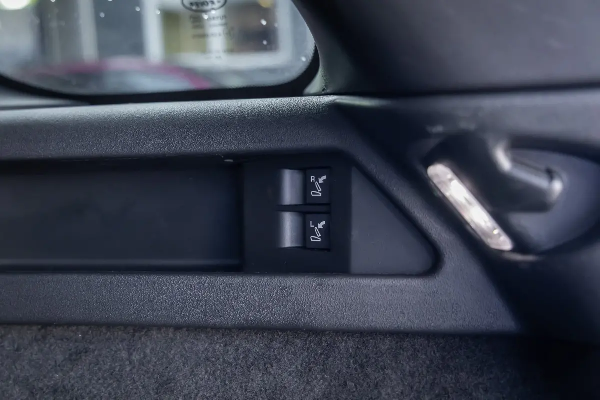 P300e 1.5 R-Dynamic SE | Trekhaak | Meridian audio | Camera | Cruise adaptief | Leder | Elec.stoel geheugen | Dodehoek detectie | Voorstoelen verwarmd | Apple Carplay/Android Auto | Achterui