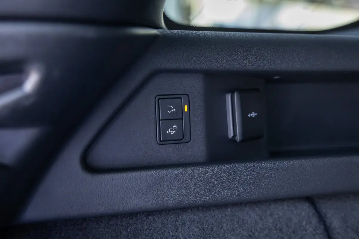 P300e 1.5 R-Dynamic SE | Trekhaak | Meridian audio | Camera | Cruise adaptief | Leder | Elec.stoel geheugen | Dodehoek detectie | Voorstoelen verwarmd | Apple Carplay/Android Auto | Achterui