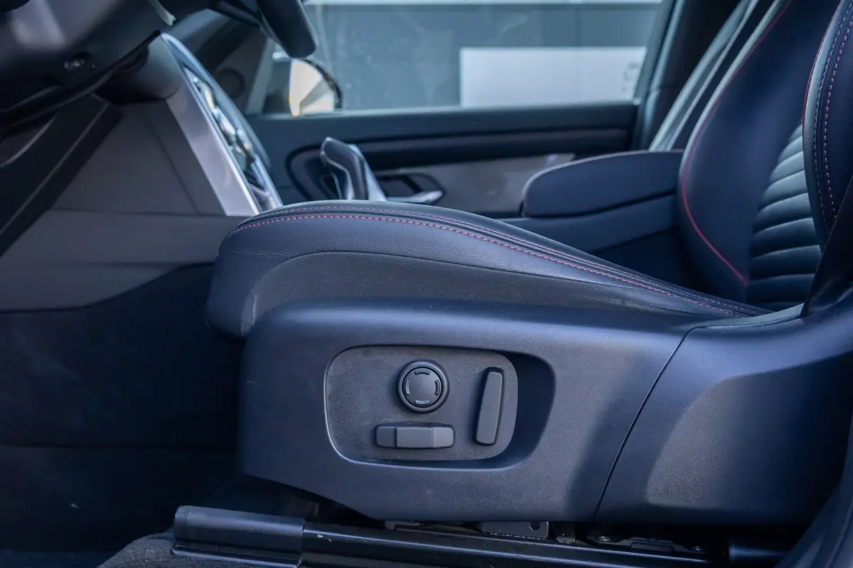 P300e 1.5 R-Dynamic SE | Trekhaak | Meridian audio | Camera | Cruise adaptief | Leder | Elec.stoel geheugen | Dodehoek detectie | Voorstoelen verwarmd | Apple Carplay/Android Auto | Achterui