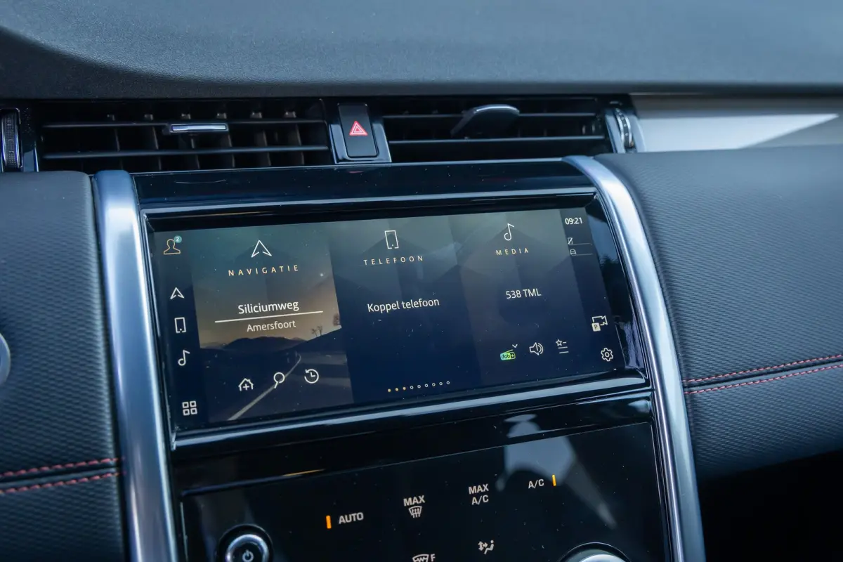 P300e 1.5 R-Dynamic SE | Trekhaak | Meridian audio | Camera | Cruise adaptief | Leder | Elec.stoel geheugen | Dodehoek detectie | Voorstoelen verwarmd | Apple Carplay/Android Auto | Achterui