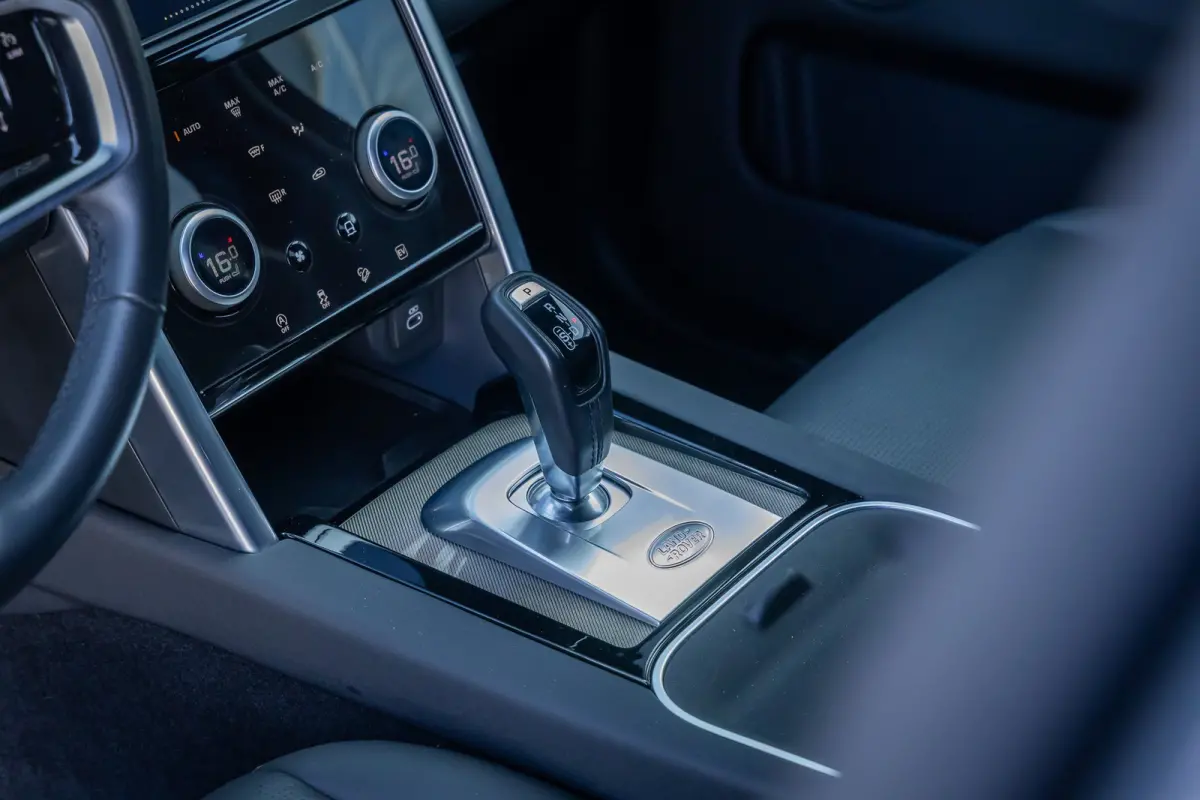 P300e 1.5 R-Dynamic SE | Trekhaak | Meridian audio | Camera | Cruise adaptief | Leder | Elec.stoel geheugen | Dodehoek detectie | Voorstoelen verwarmd | Apple Carplay/Android Auto | Achterui