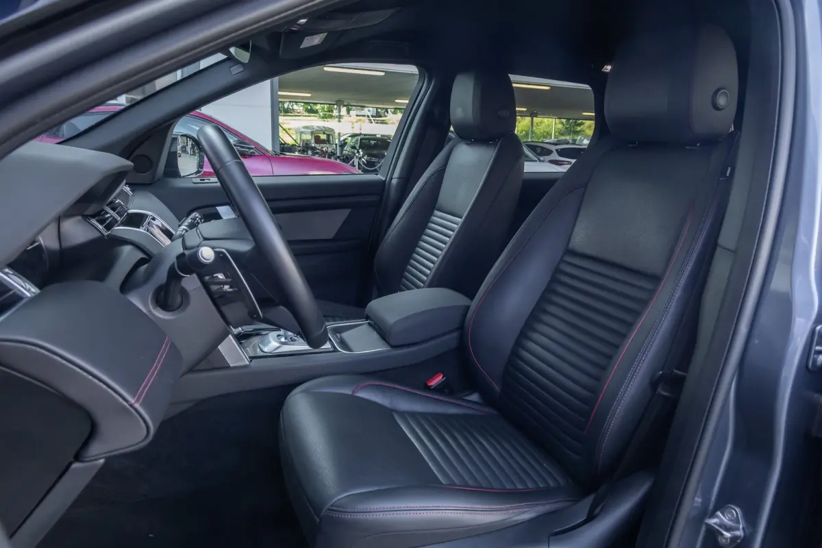 P300e 1.5 R-Dynamic SE | Trekhaak | Meridian audio | Camera | Cruise adaptief | Leder | Elec.stoel geheugen | Dodehoek detectie | Voorstoelen verwarmd | Apple Carplay/Android Auto | Achterui