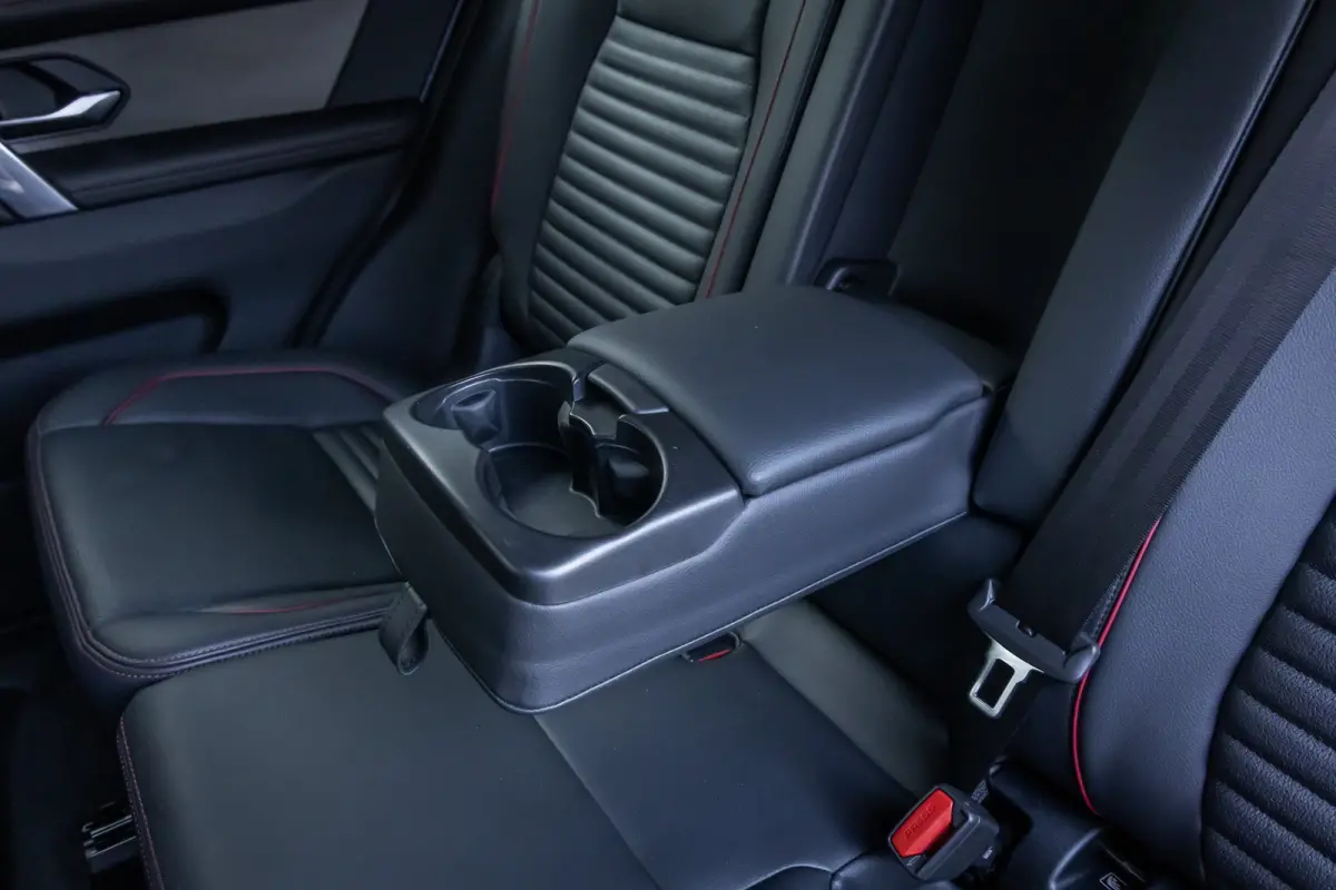 P300e 1.5 R-Dynamic SE | Trekhaak | Meridian audio | Camera | Cruise adaptief | Leder | Elec.stoel geheugen | Dodehoek detectie | Voorstoelen verwarmd | Apple Carplay/Android Auto | Achterui