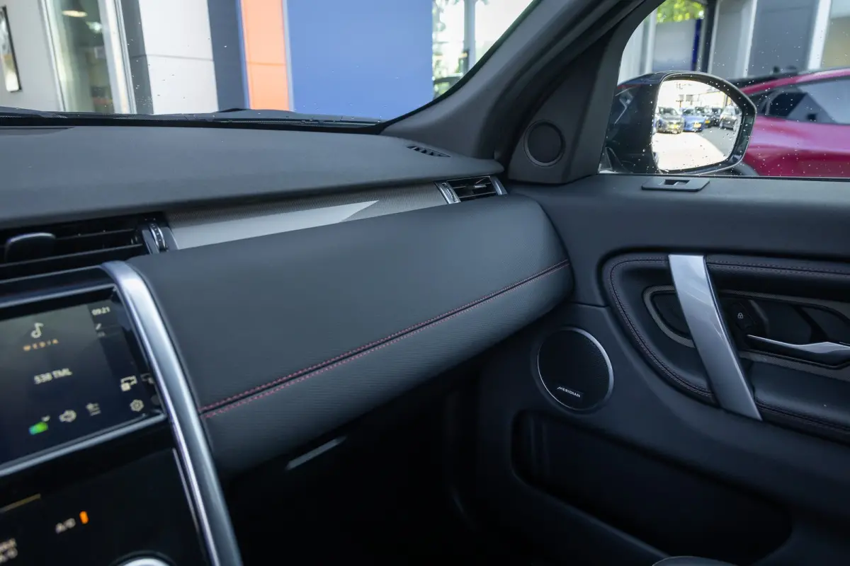P300e 1.5 R-Dynamic SE | Trekhaak | Meridian audio | Camera | Cruise adaptief | Leder | Elec.stoel geheugen | Dodehoek detectie | Voorstoelen verwarmd | Apple Carplay/Android Auto | Achterui