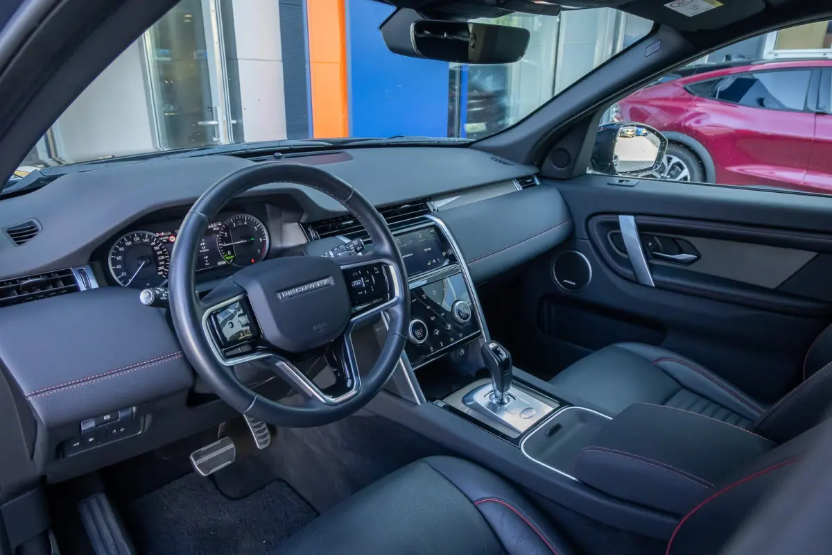 P300e 1.5 R-Dynamic SE | Trekhaak | Meridian audio | Camera | Cruise adaptief | Leder | Elec.stoel geheugen | Dodehoek detectie | Voorstoelen verwarmd | Apple Carplay/Android Auto | Achterui