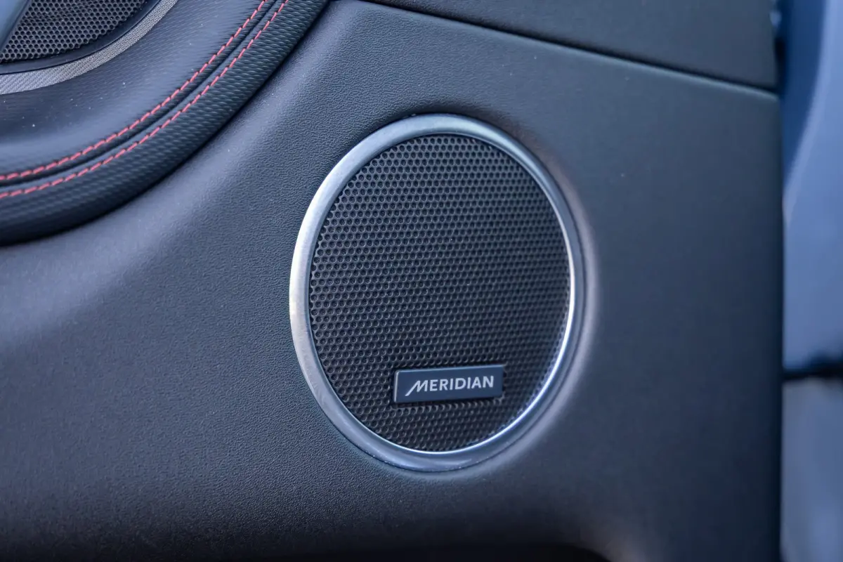 P300e 1.5 R-Dynamic SE | Trekhaak | Meridian audio | Camera | Cruise adaptief | Leder | Elec.stoel geheugen | Dodehoek detectie | Voorstoelen verwarmd | Apple Carplay/Android Auto | Achterui