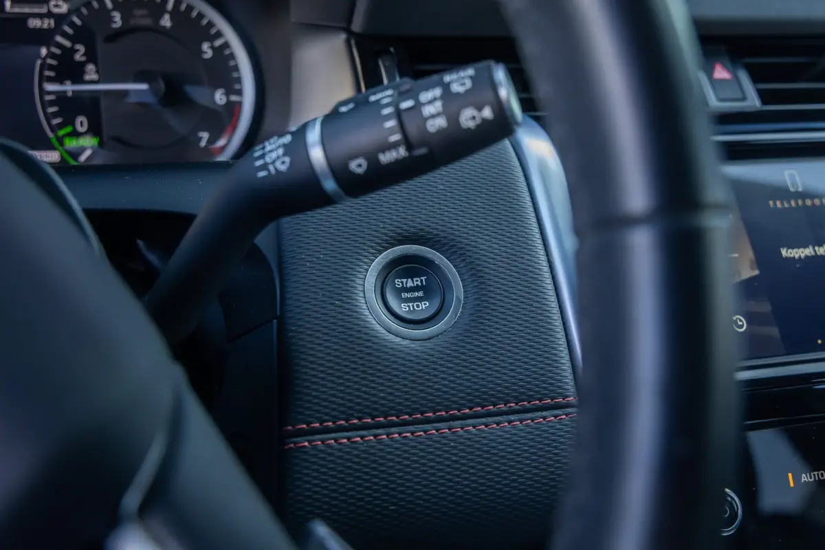 P300e 1.5 R-Dynamic SE | Trekhaak | Meridian audio | Camera | Cruise adaptief | Leder | Elec.stoel geheugen | Dodehoek detectie | Voorstoelen verwarmd | Apple Carplay/Android Auto | Achterui