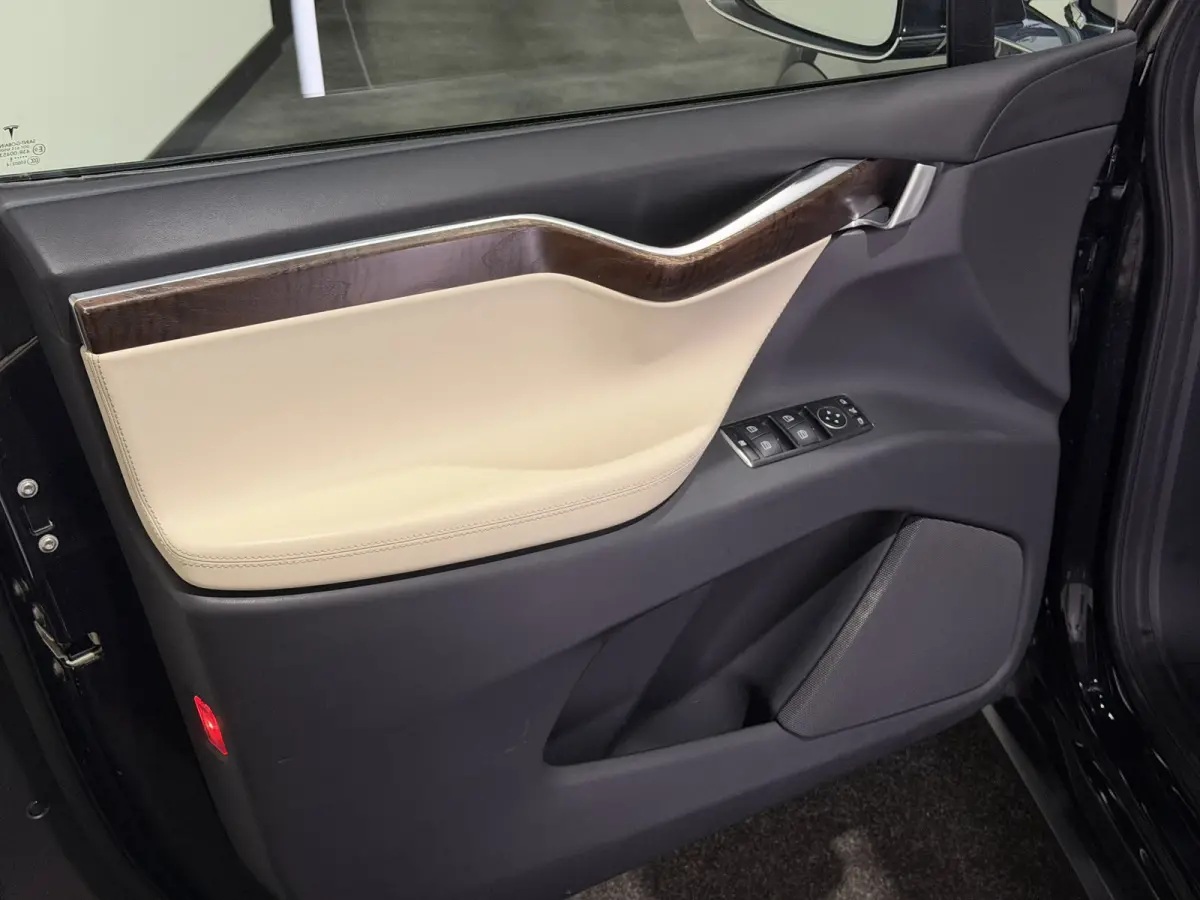 75D Base | Trekhaak | Keyless | Luxe Leder interieur |
