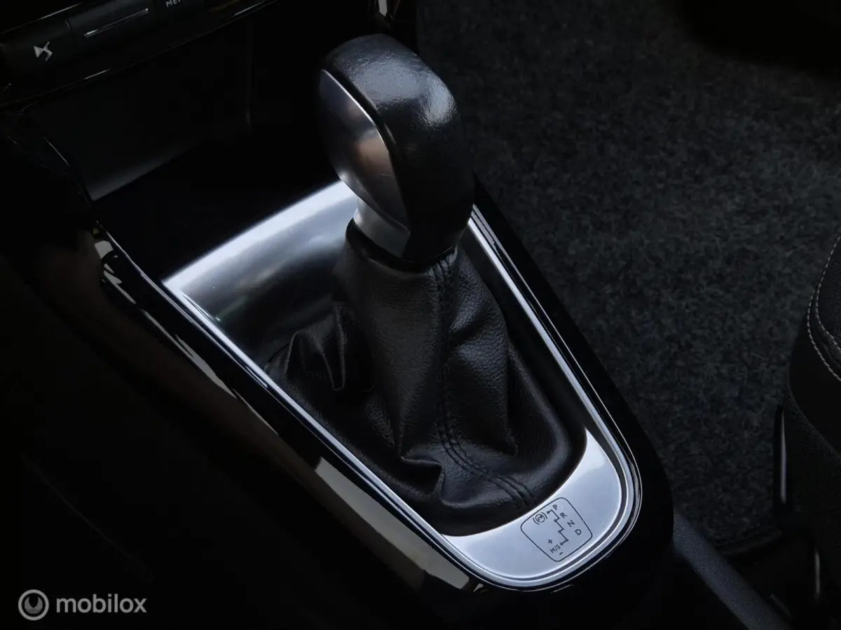 1.2 PURETECH CONNECTED CHIC AUTOMAAT/LED/CAMERA/TREKHAAK/CARPLAY
