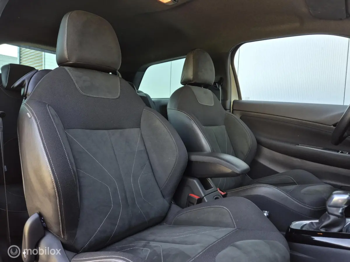 1.2 PURETECH CONNECTED CHIC AUTOMAAT/LED/CAMERA/TREKHAAK/CARPLAY