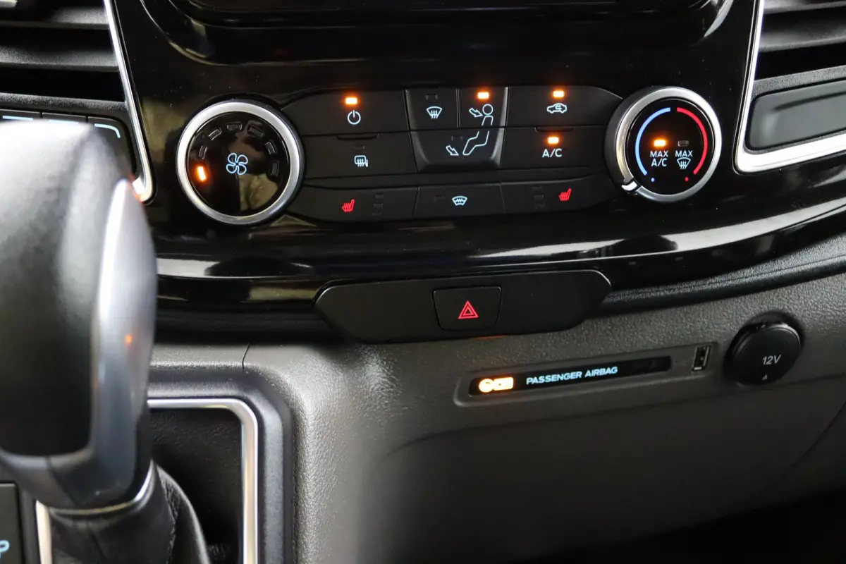 300 2.0 TDCI L2H1 Limited Automaat | Laadruimte Pakket | Navigatie | Stoelverwarming | Lichtmetalen Velgen | Camera | CarPlay/Android Auto