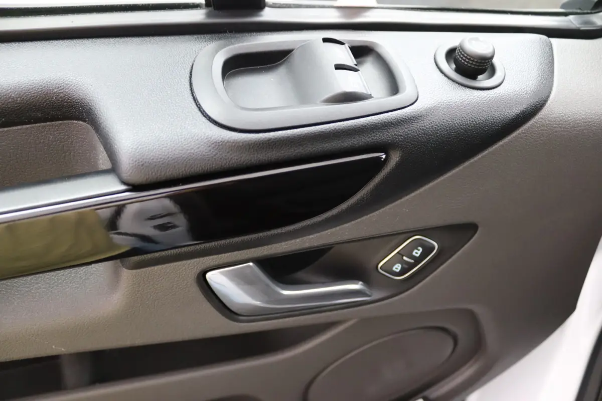 300 2.0 TDCI L2H1 Limited Automaat | Laadruimte Pakket | Navigatie | Stoelverwarming | Lichtmetalen Velgen | Camera | CarPlay/Android Auto