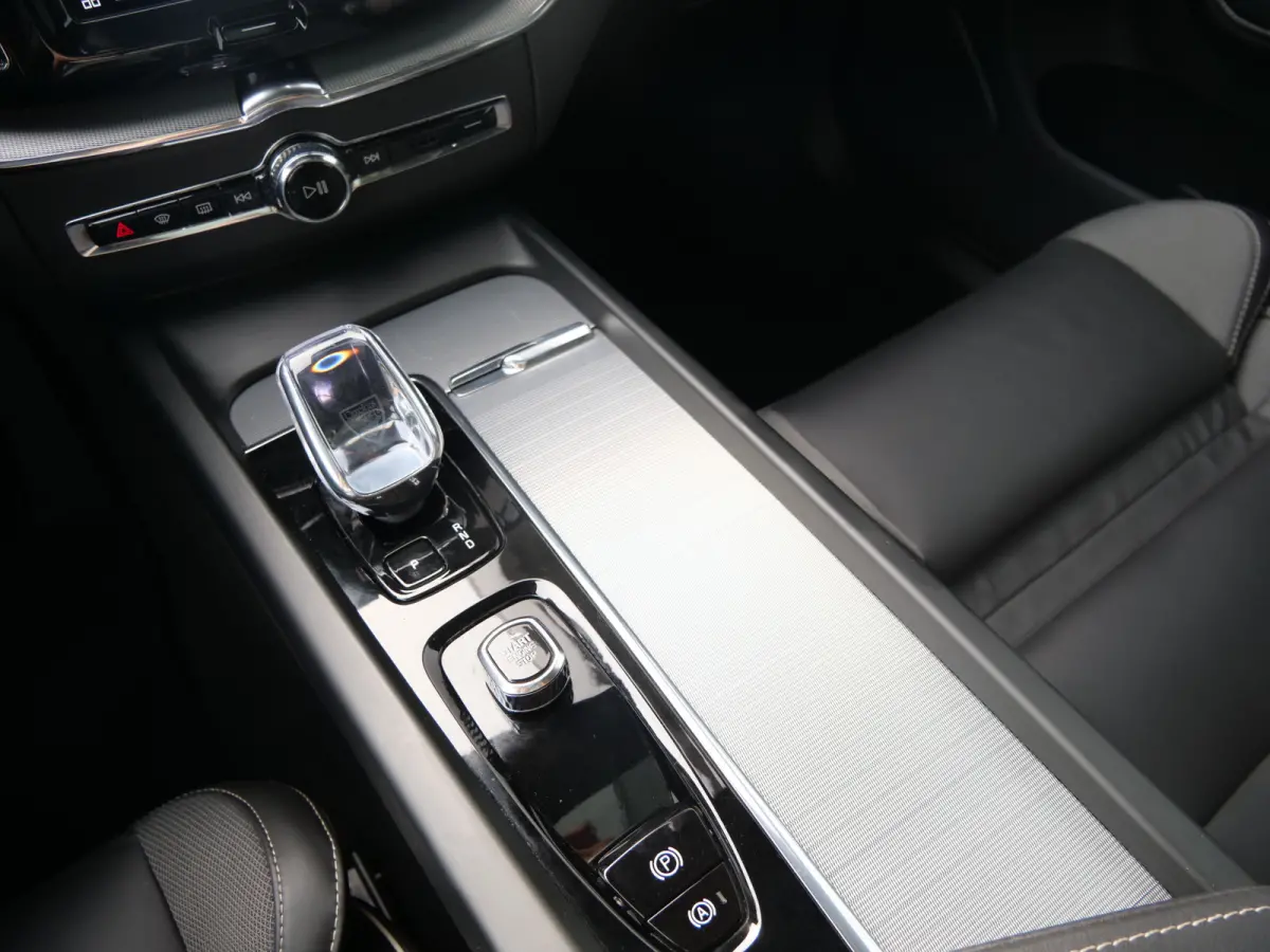 2.0 T6 350Pk Plug-in hybrid AWD Plus Dark Pano-dak / Adaptive Cruise / 360 Camera / Winterpakket
