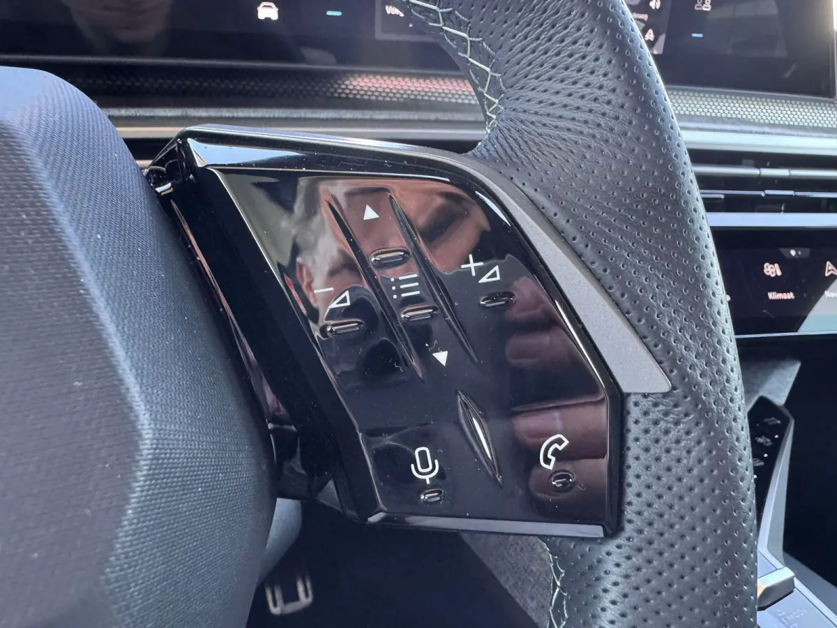 1.2 Hybrid 145PK GT Automaat | Stoel + Stuurverwarming | Camera | Elektrische Achterklep | Apple Carplay / Android Auto (Draadloos) | Navigatie | Sfeerverlichting | Keyless | | Cruise contro