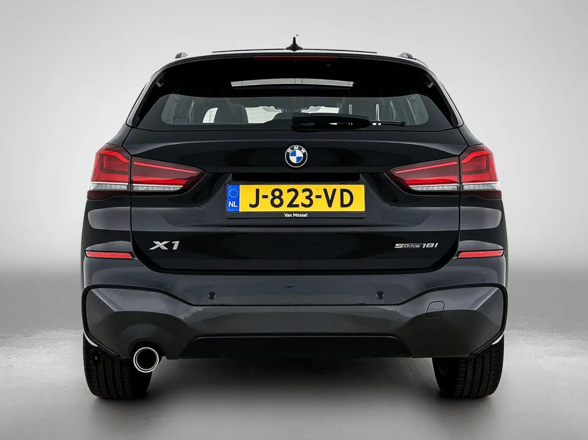 sDrive18i Executive Edition | PANORAMADAK | M-SPORT | HEAD UP DISPLAY | STOELVERWARMING | ELEKTRISCHE KOFFERKLEP | CLIMATE CONTROL | CRUISE CONTROL |