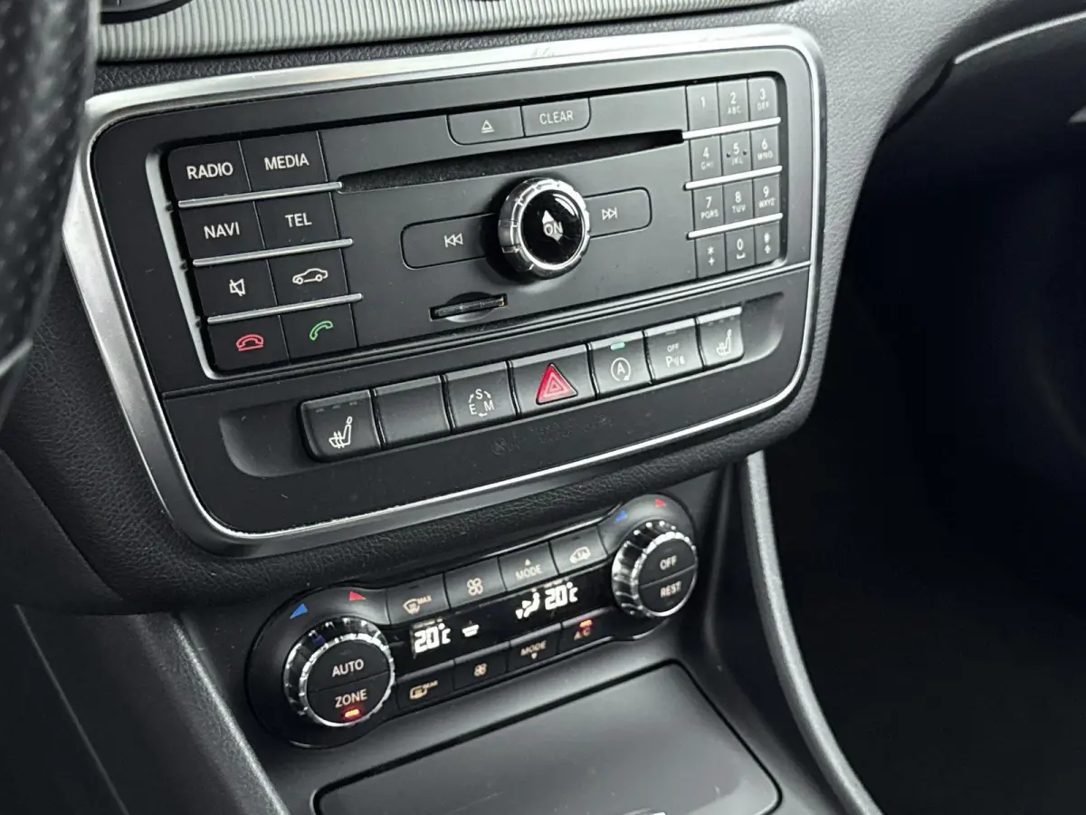 200 OrangeArt Edition | CAMERA | STOELVERWARMING |HALF-LEDER | CRUISE CONTROL | LMV | PARKEERSENSOREN |