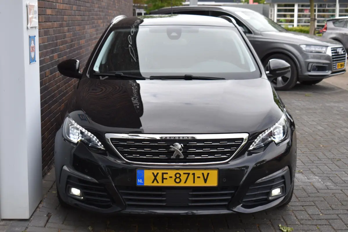1.2 PureTech Blue Lease Premium