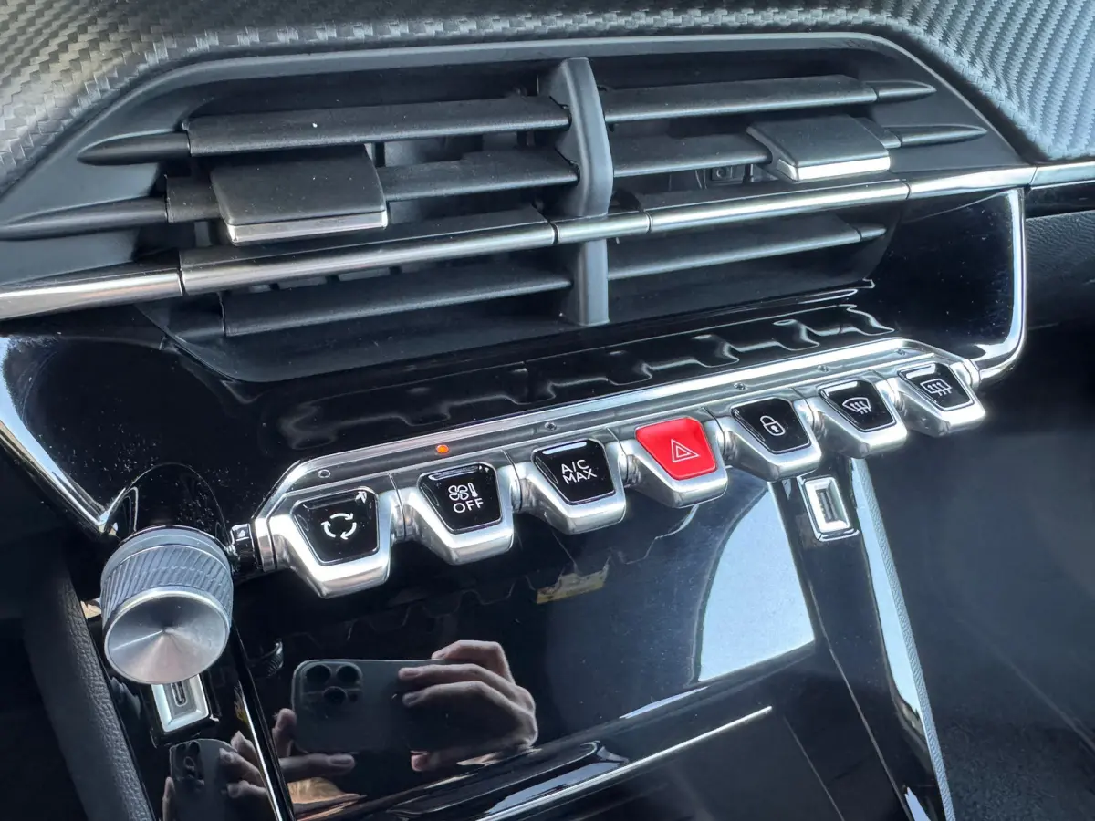 1.2 100PK Allure Pack | Navigatie | Apple Carplay / Android Auto | Cruise Control | Parkeersensoren Achter | DAB | | Bots waarschuwing systeem | Buitenspiegels elektrisch verstel- en verwarm