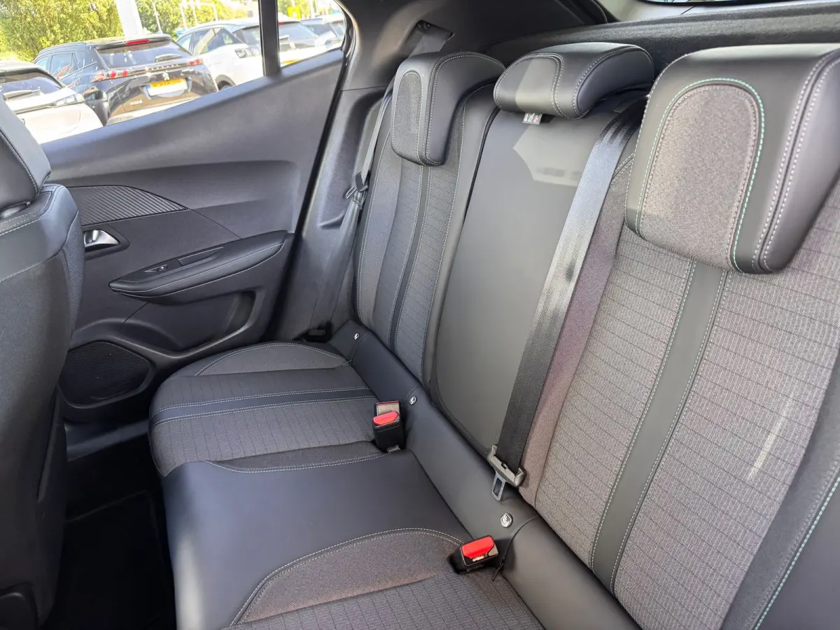 1.2 100PK Allure Pack | Navigatie | Apple Carplay / Android Auto | Cruise Control | Parkeersensoren Achter | DAB | | Bots waarschuwing systeem | Buitenspiegels elektrisch verstel- en verwarm