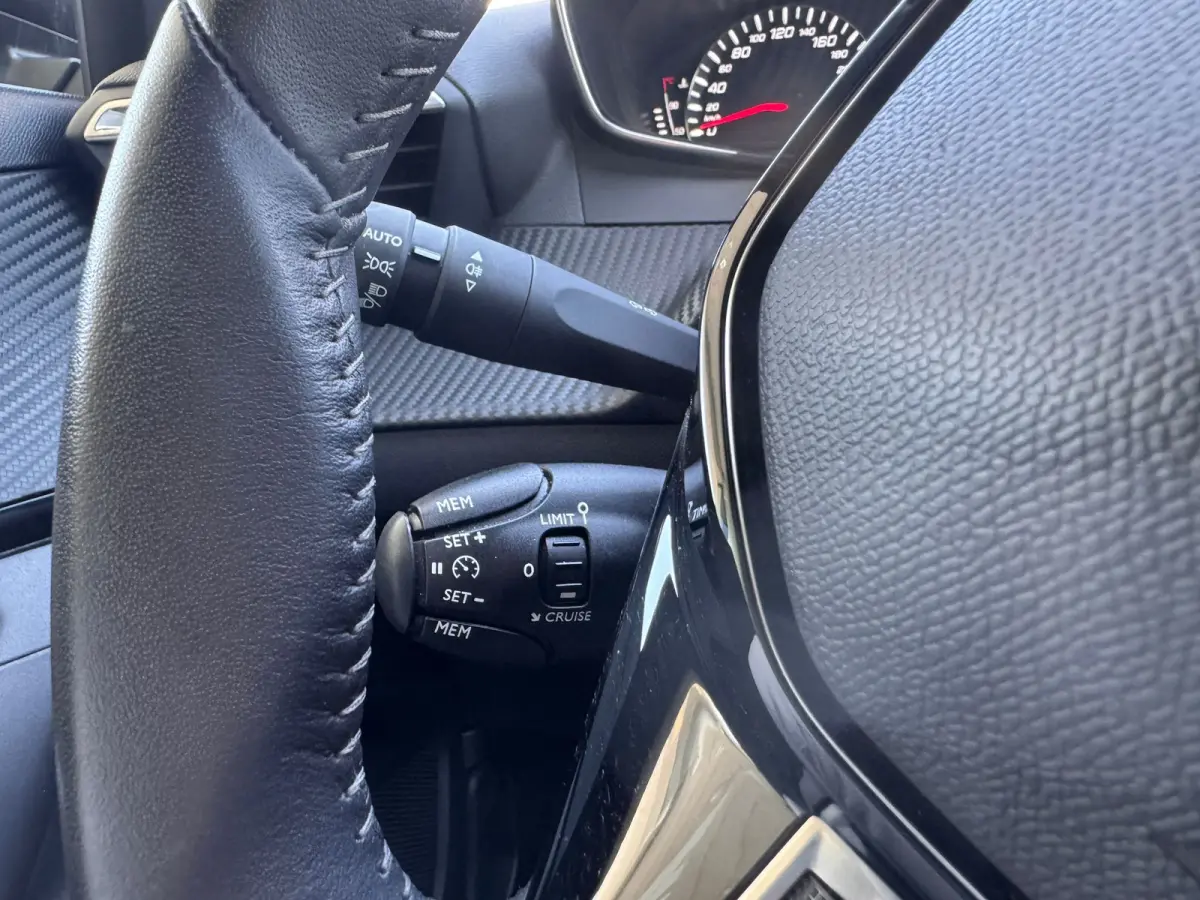 1.2 100PK Allure Pack | Navigatie | Apple Carplay / Android Auto | Cruise Control | Parkeersensoren Achter | DAB | | Bots waarschuwing systeem | Buitenspiegels elektrisch verstel- en verwarm