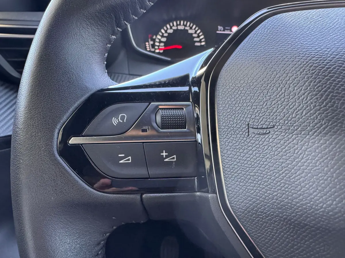 1.2 100PK Allure Pack | Navigatie | Apple Carplay / Android Auto | Cruise Control | Parkeersensoren Achter | DAB | | Bots waarschuwing systeem | Buitenspiegels elektrisch verstel- en verwarm