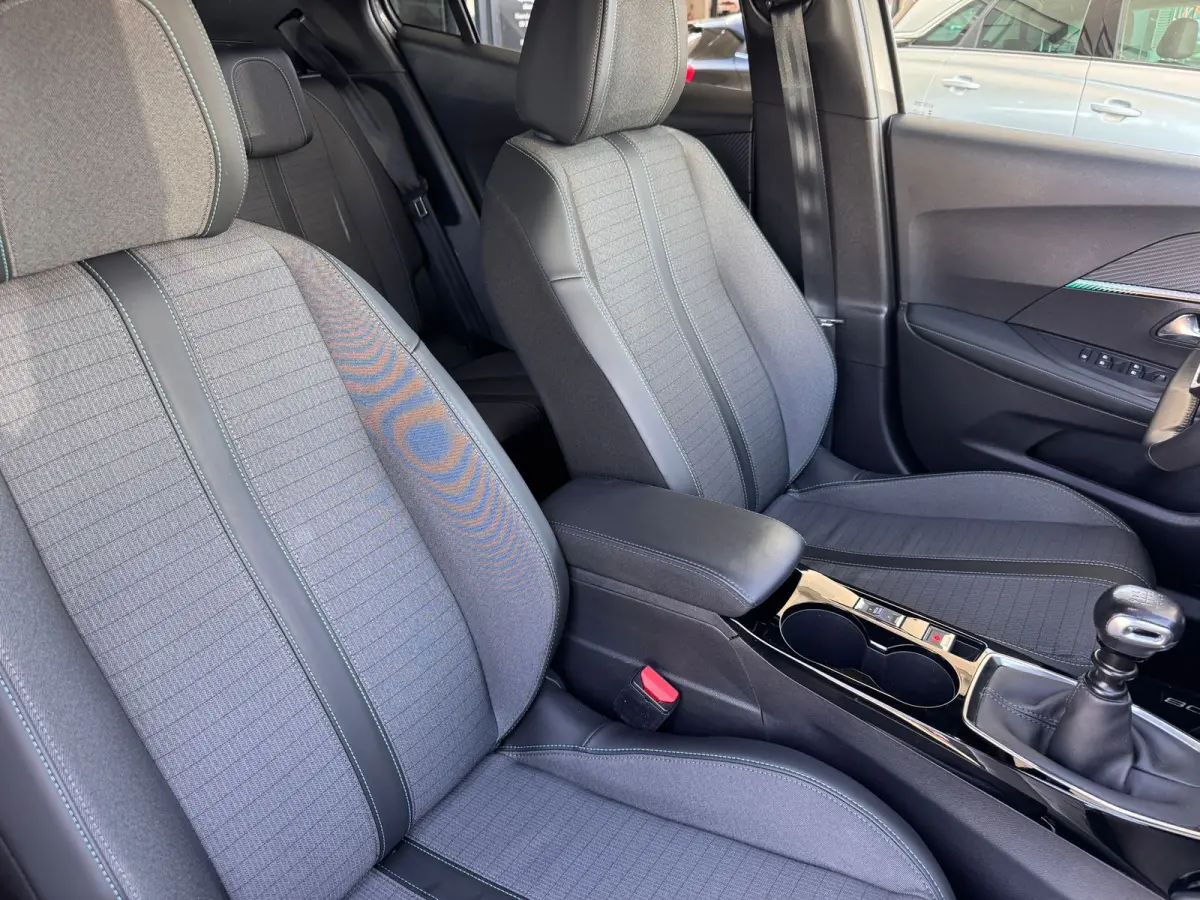 1.2 100PK Allure Pack | Navigatie | Apple Carplay / Android Auto | Cruise Control | Parkeersensoren Achter | DAB | | Bots waarschuwing systeem | Buitenspiegels elektrisch verstel- en verwarm