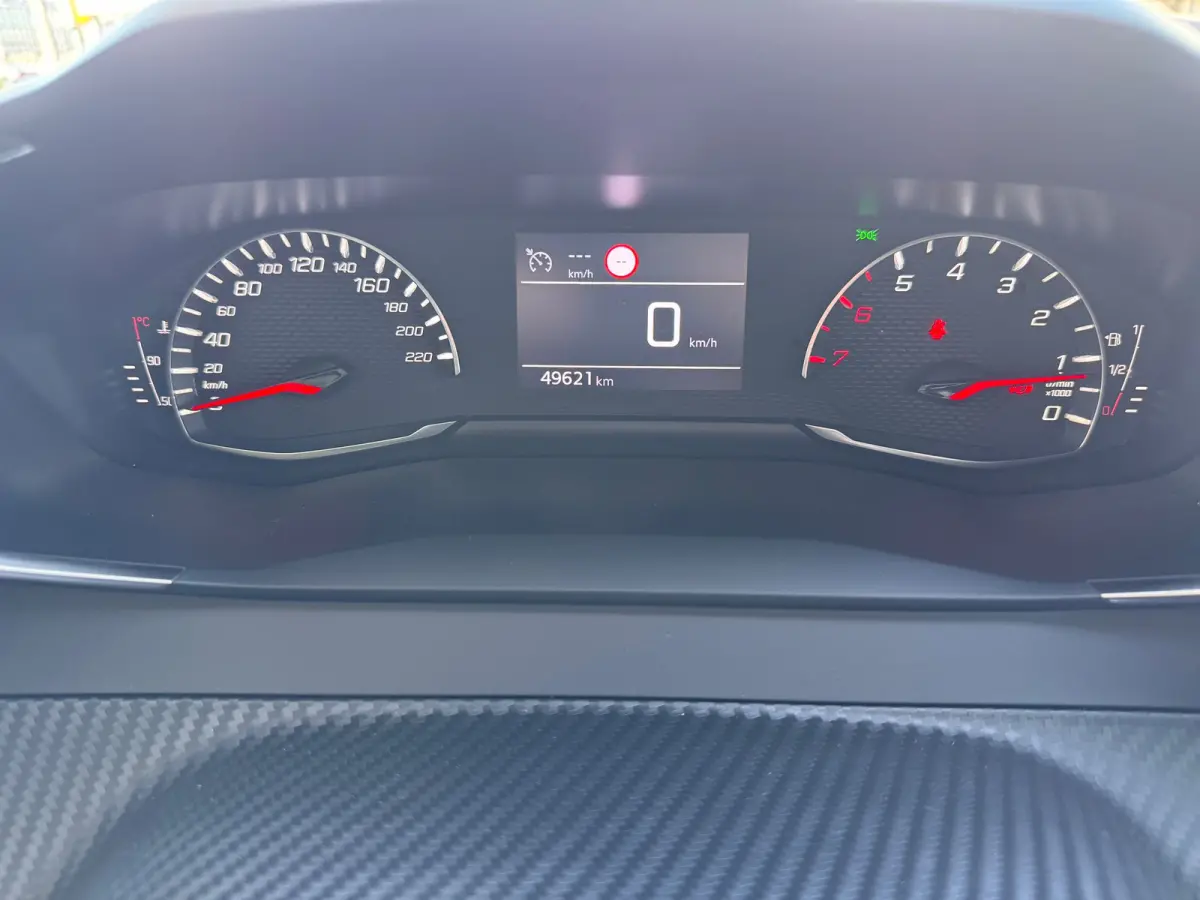 1.2 100PK Allure Pack | Navigatie | Apple Carplay / Android Auto | Cruise Control | Parkeersensoren Achter | DAB | | Bots waarschuwing systeem | Buitenspiegels elektrisch verstel- en verwarm
