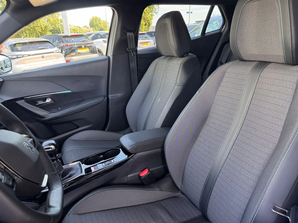 1.2 100PK Allure Pack | Navigatie | Apple Carplay / Android Auto | Cruise Control | Parkeersensoren Achter | DAB | | Bots waarschuwing systeem | Buitenspiegels elektrisch verstel- en verwarm