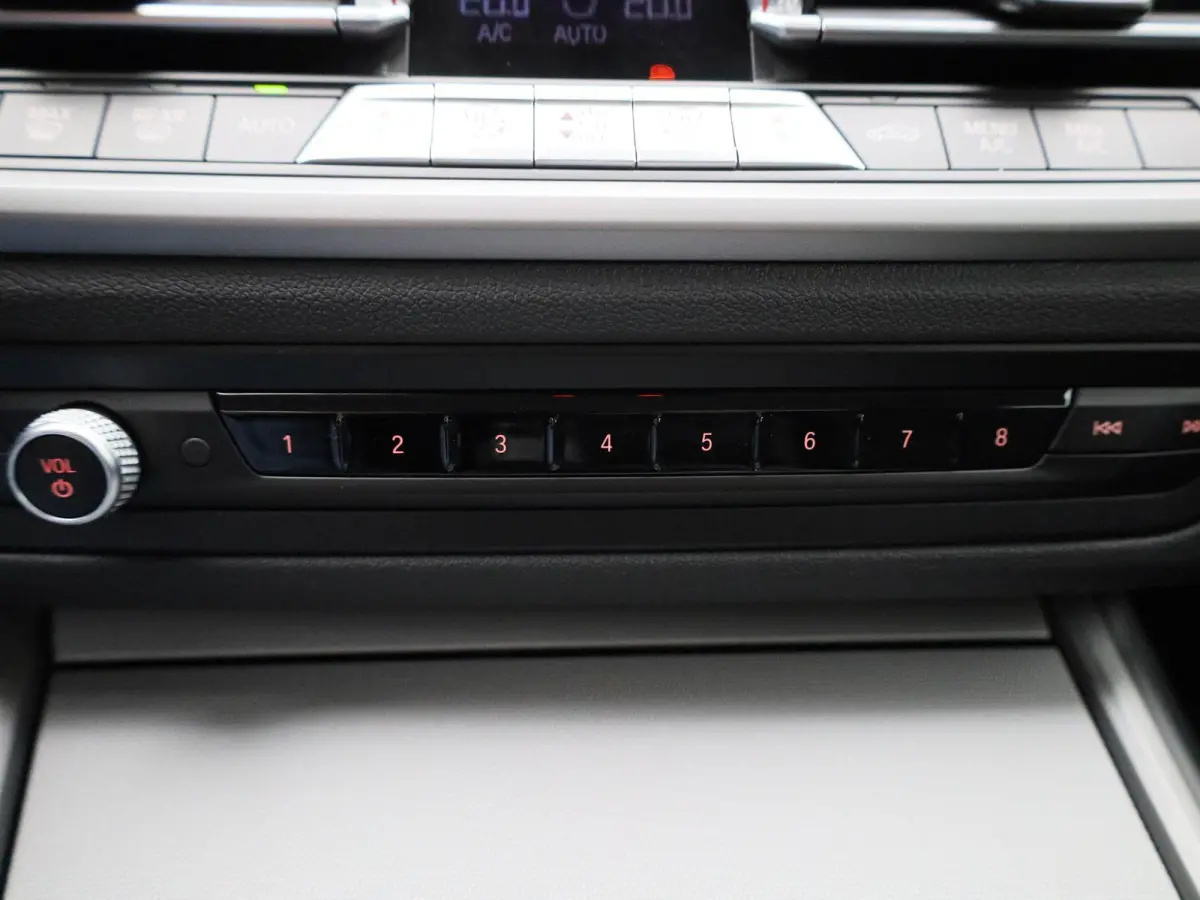 330e Business Edition Plus | ACC | Achteruitrijcamera | Lane Assist | Climate Control | Apple Carplay/Android Auto |