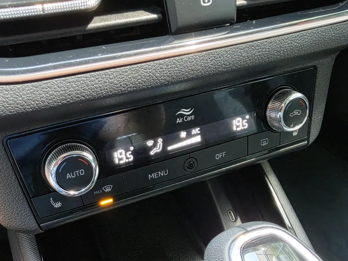 1.0 TSI Business Edition AUTOMAAT | Navigatie | Climate Control | Cruise Control | Parkeersensoren | Licht metalen velgen