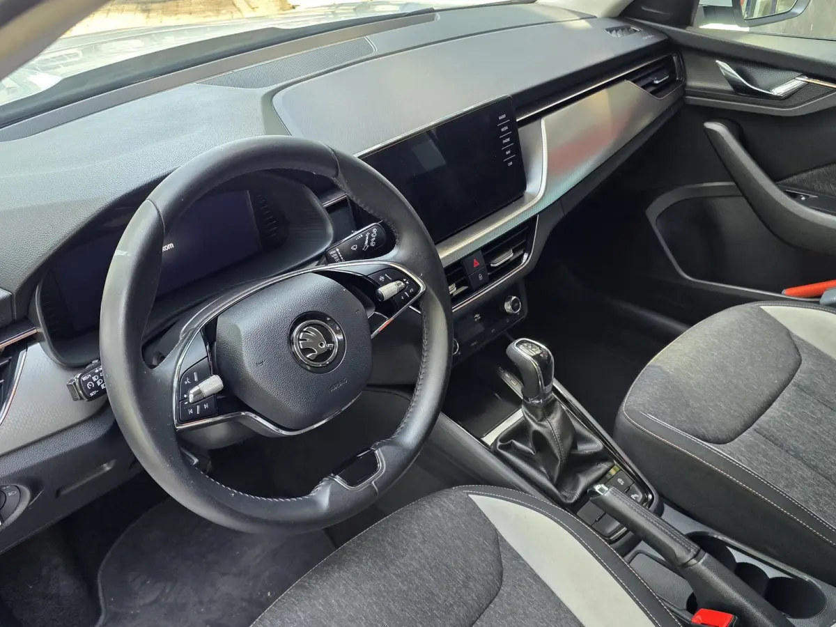 1.0 TSI Business Edition AUTOMAAT | Navigatie | Climate Control | Cruise Control | Parkeersensoren | Licht metalen velgen