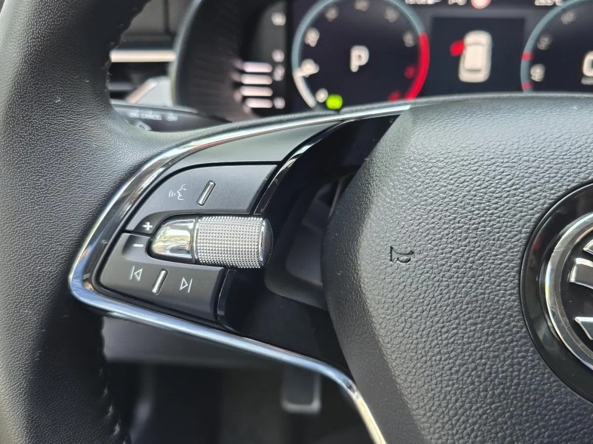 1.0 TSI Business Edition AUTOMAAT | Navigatie | Climate Control | Cruise Control | Parkeersensoren | Licht metalen velgen