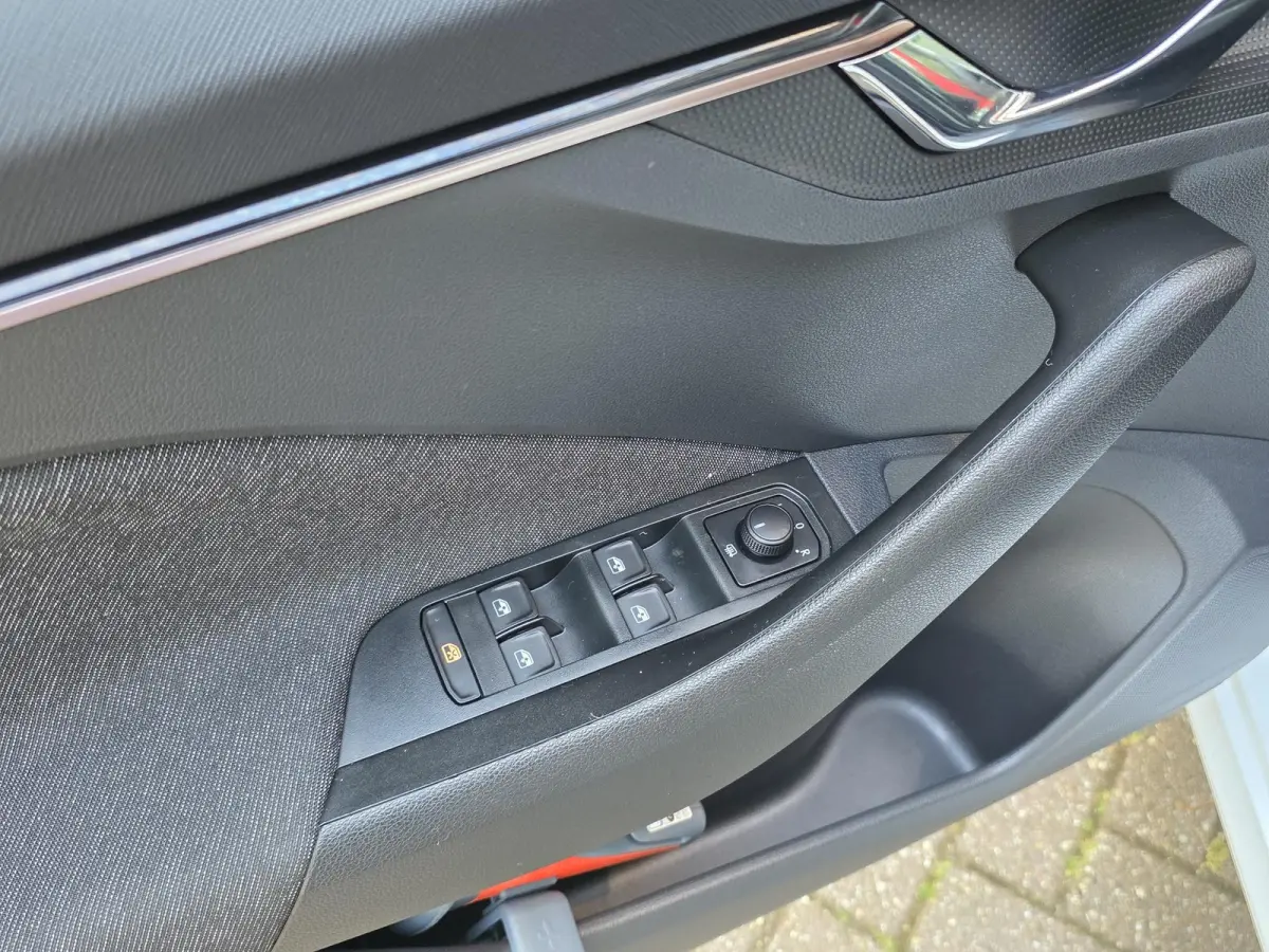 1.0 TSI Business Edition AUTOMAAT | Navigatie | Climate Control | Cruise Control | Parkeersensoren | Licht metalen velgen