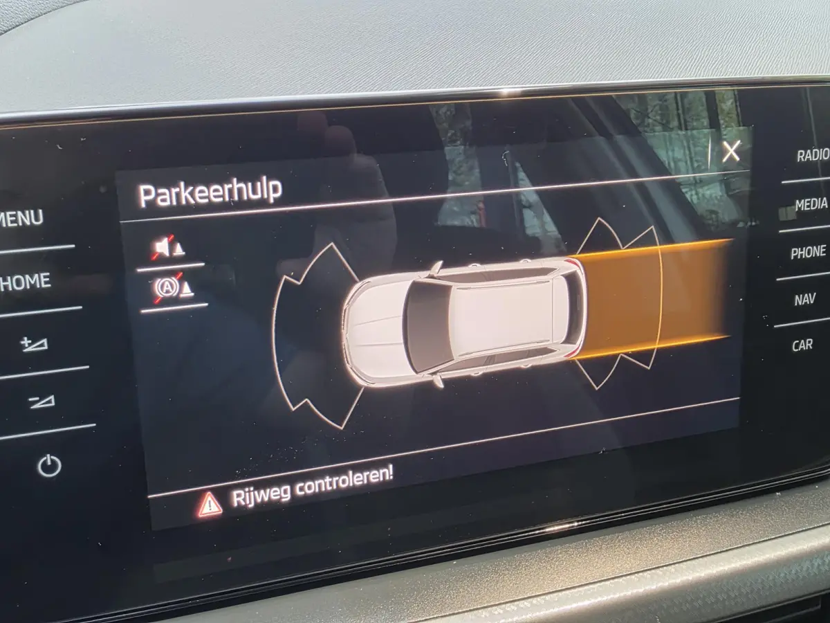 1.0 TSI Business Edition AUTOMAAT | Navigatie | Climate Control | Cruise Control | Parkeersensoren | Licht metalen velgen
