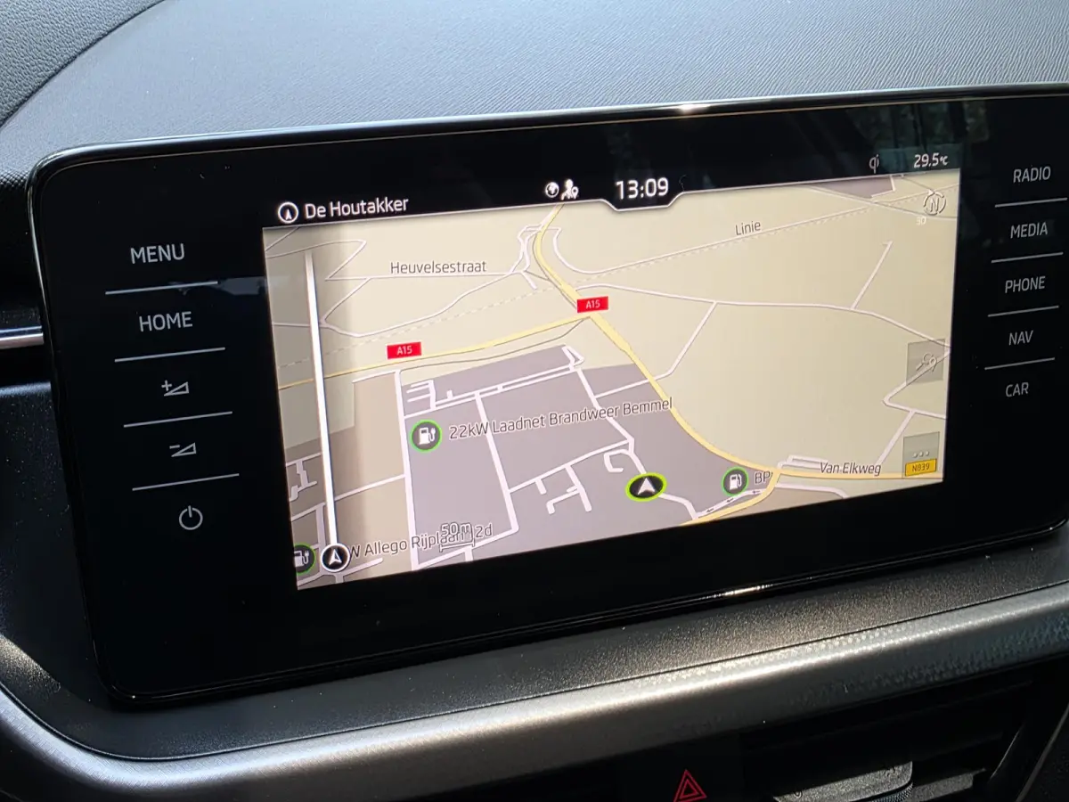 1.0 TSI Business Edition AUTOMAAT | Navigatie | Climate Control | Cruise Control | Parkeersensoren | Licht metalen velgen