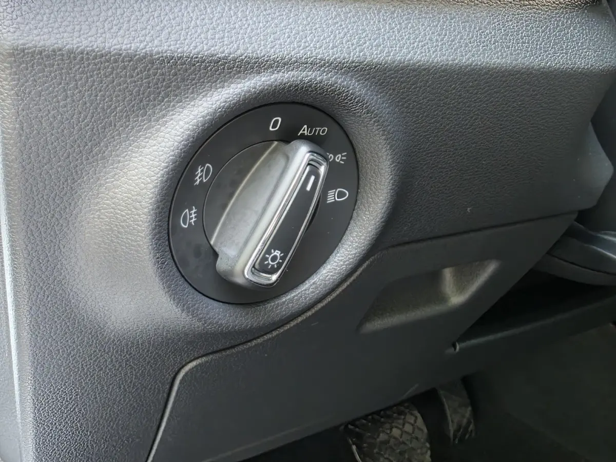 1.0 TSI Business Edition AUTOMAAT | Navigatie | Climate Control | Cruise Control | Parkeersensoren | Licht metalen velgen