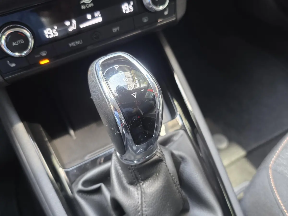 1.0 TSI Business Edition AUTOMAAT | Navigatie | Climate Control | Cruise Control | Parkeersensoren | Licht metalen velgen