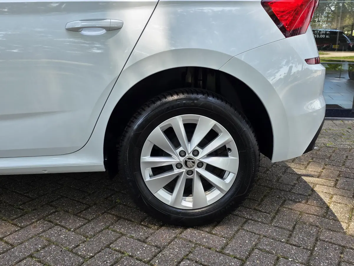 1.0 TSI Business Edition AUTOMAAT | Navigatie | Climate Control | Cruise Control | Parkeersensoren | Licht metalen velgen