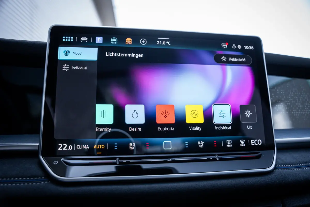 R-Line Edition | 'App-Connect' draadloze smartphone integratie | Automatische afstandsregeling (Adaptive Cruise Control) | Buitenspiegels elektrisch instel-, verwarm- en inklapbaar