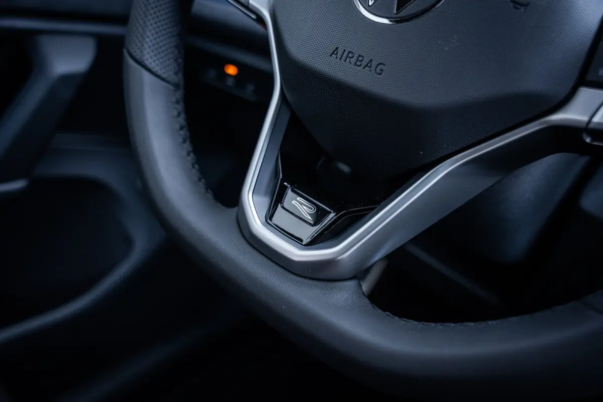 R-Line Edition | 'App-Connect' draadloze smartphone integratie | Automatische afstandsregeling (Adaptive Cruise Control) | Buitenspiegels elektrisch instel-, verwarm- en inklapbaar