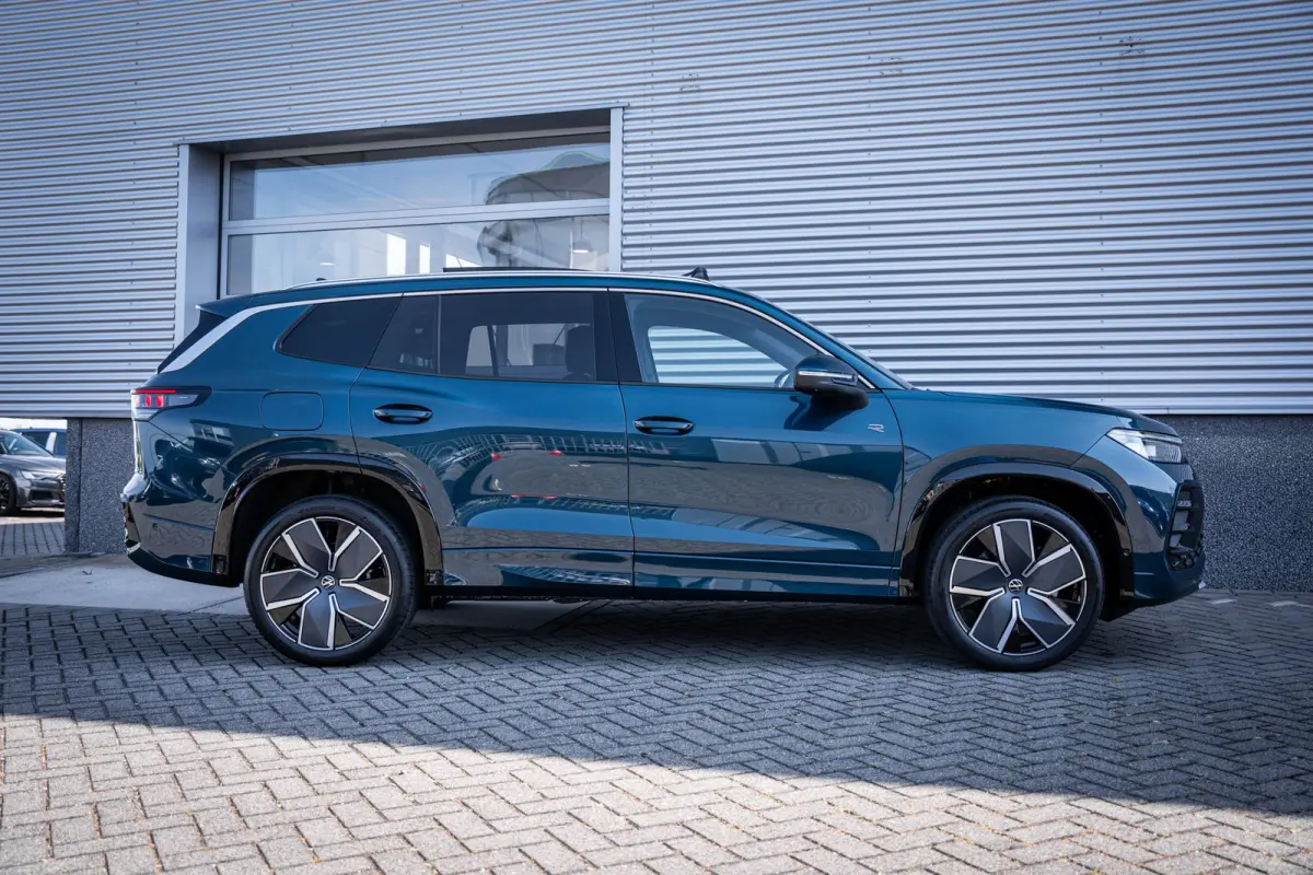 R-Line Edition | 'App-Connect' draadloze smartphone integratie | Automatische afstandsregeling (Adaptive Cruise Control) | Buitenspiegels elektrisch instel-, verwarm- en inklapbaar