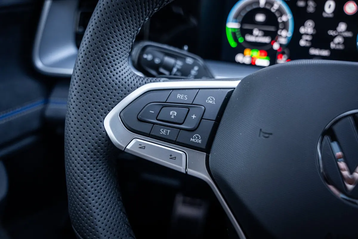R-Line Edition | 'App-Connect' draadloze smartphone integratie | Automatische afstandsregeling (Adaptive Cruise Control) | Buitenspiegels elektrisch instel-, verwarm- en inklapbaar