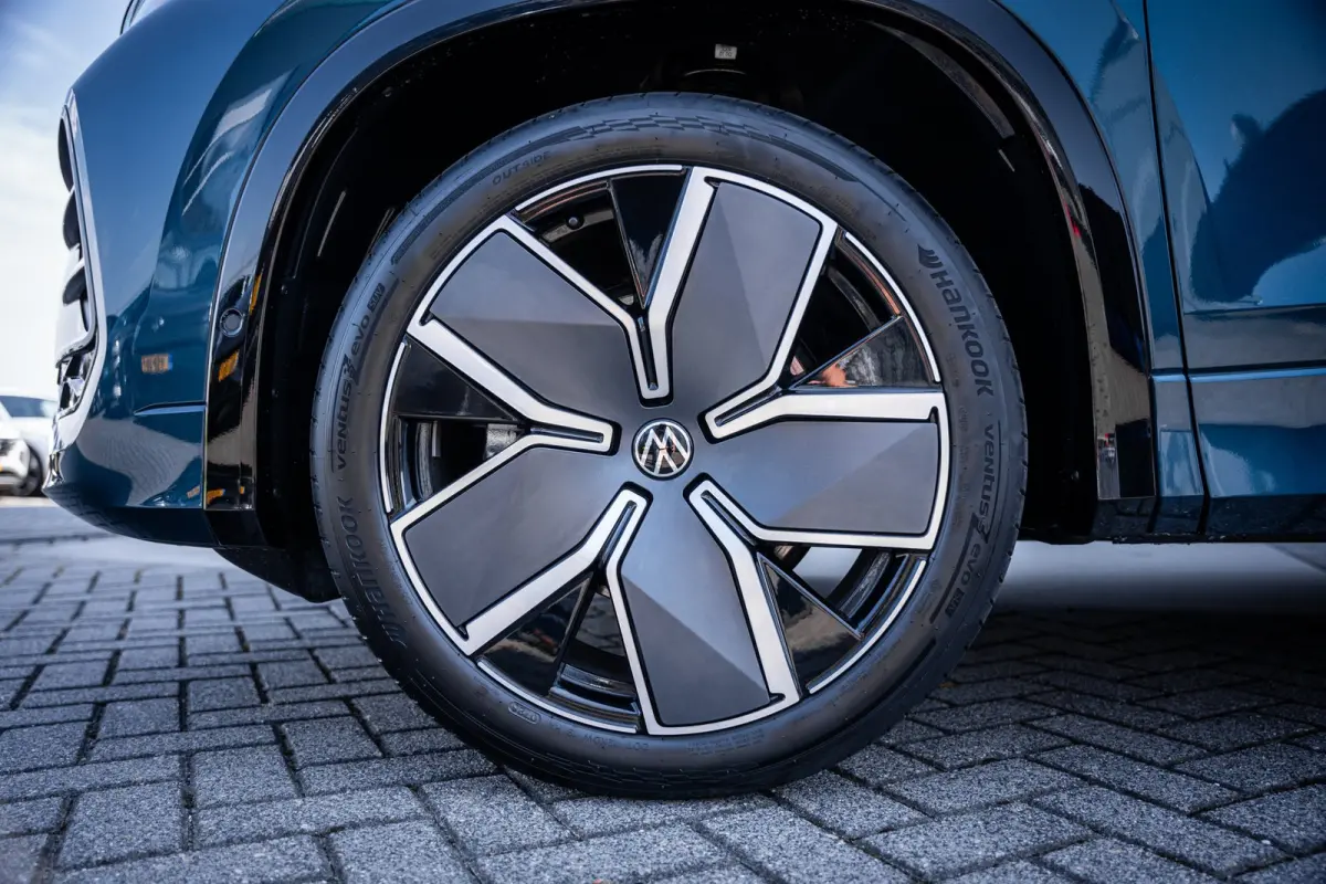 R-Line Edition | 'App-Connect' draadloze smartphone integratie | Automatische afstandsregeling (Adaptive Cruise Control) | Buitenspiegels elektrisch instel-, verwarm- en inklapbaar