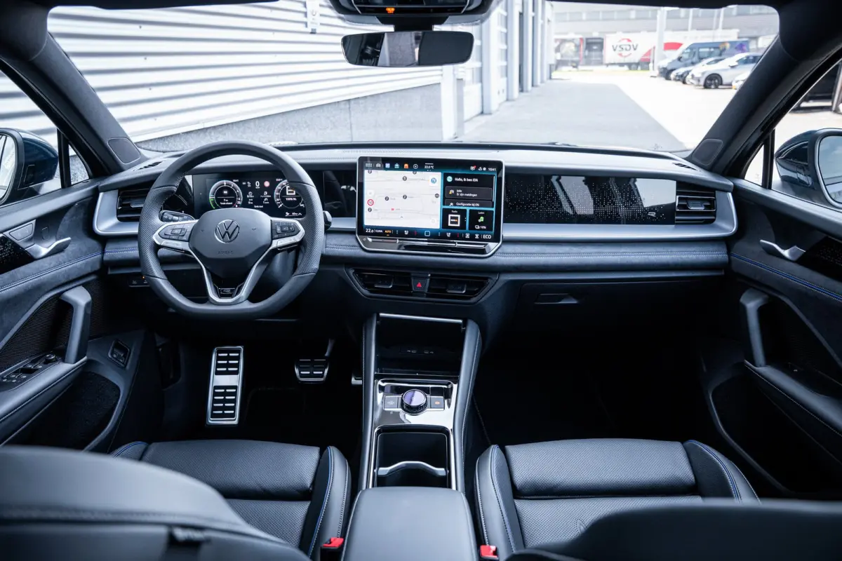 R-Line Edition | 'App-Connect' draadloze smartphone integratie | Automatische afstandsregeling (Adaptive Cruise Control) | Buitenspiegels elektrisch instel-, verwarm- en inklapbaar