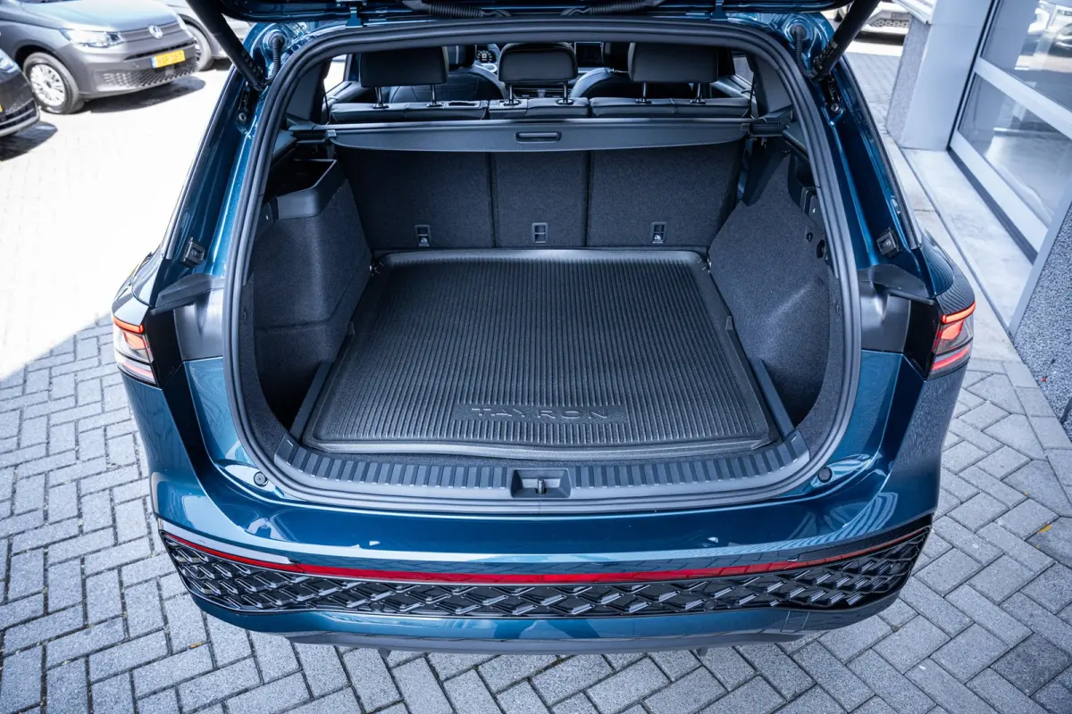 R-Line Edition | 'App-Connect' draadloze smartphone integratie | Automatische afstandsregeling (Adaptive Cruise Control) | Buitenspiegels elektrisch instel-, verwarm- en inklapbaar