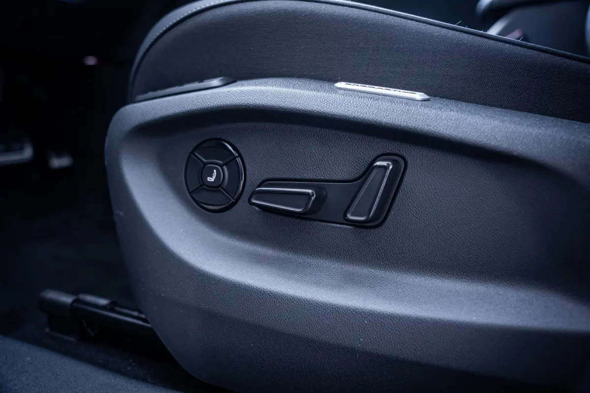 R-Line Edition | 'App-Connect' draadloze smartphone integratie | Automatische afstandsregeling (Adaptive Cruise Control) | Buitenspiegels elektrisch instel-, verwarm- en inklapbaar