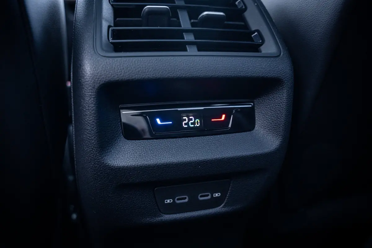 R-Line Edition | 'App-Connect' draadloze smartphone integratie | Automatische afstandsregeling (Adaptive Cruise Control) | Buitenspiegels elektrisch instel-, verwarm- en inklapbaar