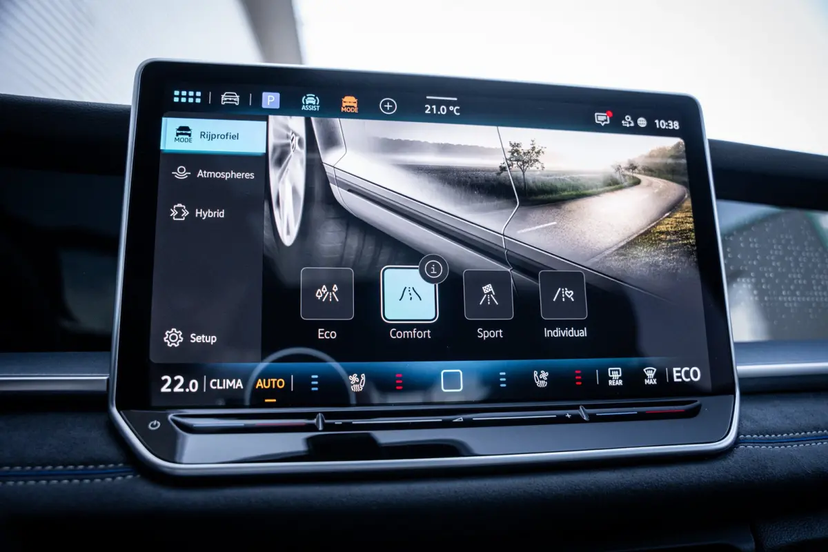 R-Line Edition | 'App-Connect' draadloze smartphone integratie | Automatische afstandsregeling (Adaptive Cruise Control) | Buitenspiegels elektrisch instel-, verwarm- en inklapbaar