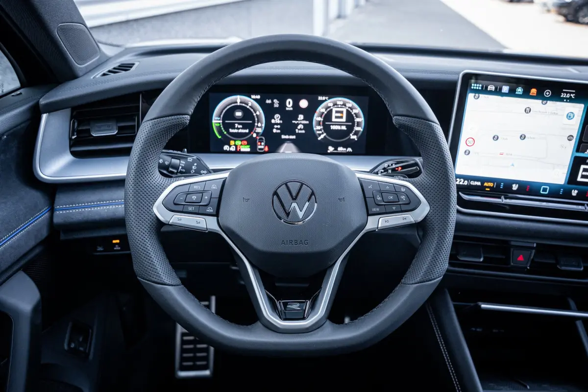 R-Line Edition | 'App-Connect' draadloze smartphone integratie | Automatische afstandsregeling (Adaptive Cruise Control) | Buitenspiegels elektrisch instel-, verwarm- en inklapbaar